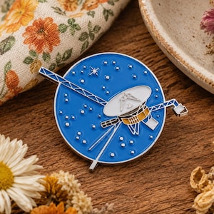 Voyager Probe Pin – Blå rymdmärke med rymdsond, astronomipresent för rymdfans