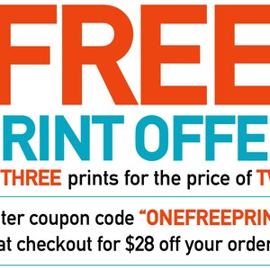 Puede incluir: Imagen con la palabra &laquo;&nbsp;FREE&nbsp;&raquo; en letras grandes de color naranja encima de &laquo;&nbsp;PRINT OFFER&nbsp;&raquo; en color turquesa. El texto promociona una oferta de &laquo;&nbsp;TRES impresiones por el precio de DOS&nbsp;&raquo;. Tambi&eacute;n incluye un c&oacute;digo de cup&oacute;n &laquo;&nbsp;ONEFREEPRINT&nbsp;&raquo;.