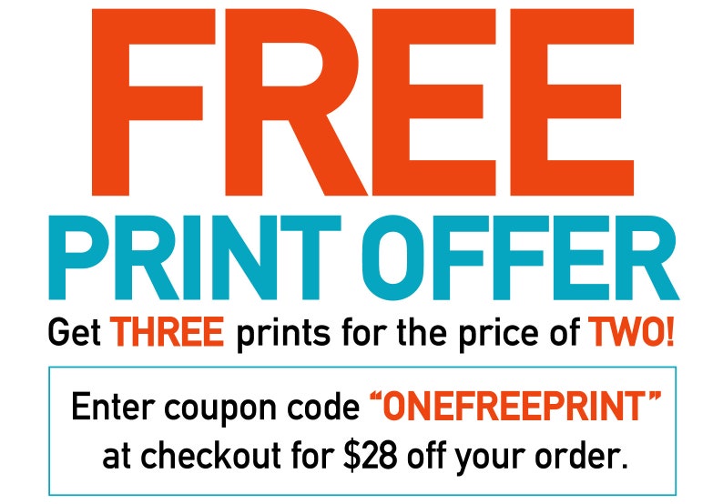 Puede incluir: Imagen con la palabra &laquo;&nbsp;FREE&nbsp;&raquo; en letras grandes de color naranja encima de &laquo;&nbsp;PRINT OFFER&nbsp;&raquo; en color turquesa. El texto promociona una oferta de &laquo;&nbsp;TRES impresiones por el precio de DOS&nbsp;&raquo;. Tambi&eacute;n incluye un c&oacute;digo de cup&oacute;n &laquo;&nbsp;ONEFREEPRINT&nbsp;&raquo;.