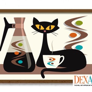 Puede incluir: Impresi&oacute;n art&iacute;stica moderna de mediados de siglo con un gato negro con ojos amarillos, una cafetera y una taza de caf&eacute;. El gato est&aacute; al lado de la cafetera y la taza. La impresi&oacute;n tiene un marco marr&oacute;n y un fondo crema.