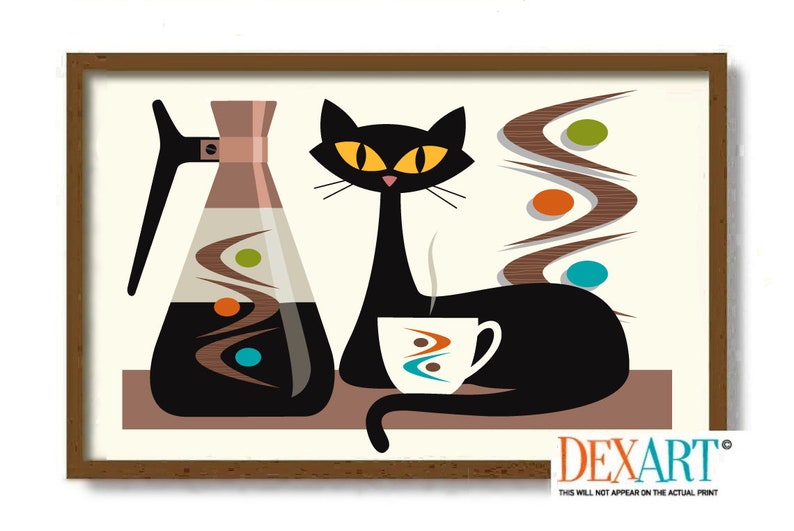 Puede incluir: Impresi&oacute;n art&iacute;stica moderna de mediados de siglo con un gato negro con ojos amarillos, una cafetera y una taza de caf&eacute;. El gato est&aacute; al lado de la cafetera y la taza. La impresi&oacute;n tiene un marco marr&oacute;n y un fondo crema.