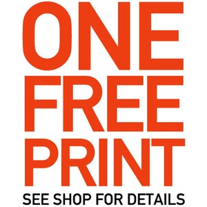 Puede incluir: Texto naranja sobre fondo blanco que dice "ONE FREE PRINT" con las palabras "SEE SHOP FOR DETAILS" debajo.