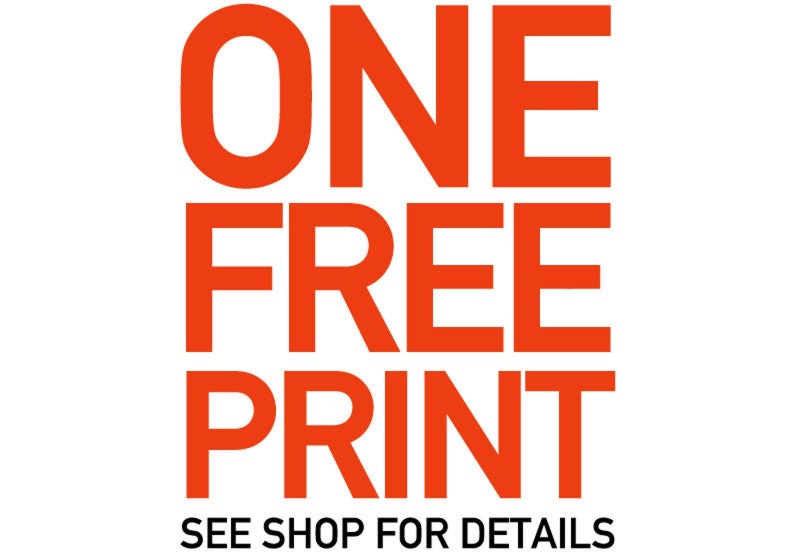 Puede incluir: Texto naranja sobre fondo blanco que dice "ONE FREE PRINT" con las palabras "SEE SHOP FOR DETAILS" debajo.