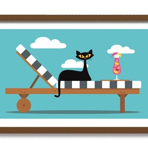 Puede incluir: Un gato negro con ojos amarillos se relaja en una tumbona a rayas con una bebida tropical rosa en una mesa auxiliar. La escena se desarrolla sobre un fondo azul con nubes blancas.