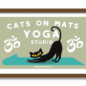 Puede incluir: Una ilustraci&oacute;n enmarcada de un gato negro haciendo yoga en una colchoneta azul. El texto "Cats on Mats Yoga Studio" est&aacute; por encima del gato, y el texto "Meowmaste" est&aacute; por debajo del gato.