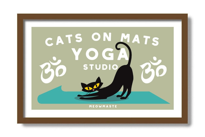 Puede incluir: Una ilustraci&oacute;n enmarcada de un gato negro haciendo yoga en una colchoneta azul. El texto "Cats on Mats Yoga Studio" est&aacute; por encima del gato, y el texto "Meowmaste" est&aacute; por debajo del gato.