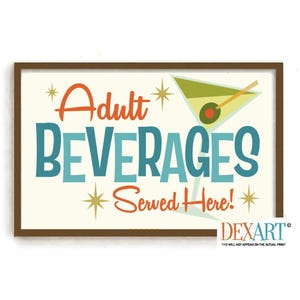 Puede incluir: Un letrero enmarcado con las palabras "Adult Beverages Served Here!" en letras naranjas y turquesas. Una copa de martini con una aceituna está en la esquina superior derecha. El letrero tiene un marco marrón y detalles de estrellas.