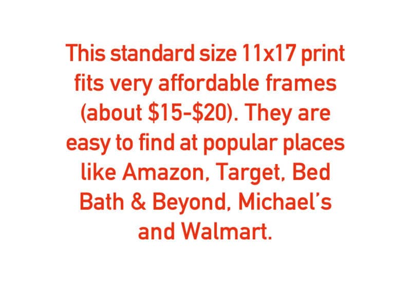 Op de afbeelding: Tekst in rode kleur die aangeeft dat een standaardformaat 11x17 print past in zeer betaalbare frames (ongeveer &euro;15-&euro;20). Ze zijn gemakkelijk te vinden op populaire plekken zoals Amazon, Target, Bed Bath & Beyond, Michael's en Walmart.