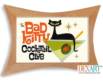 Peut inclure: Une affiche encadrée avec un chat noir sur un verre à martini. Le texte "The Bad Kitty Cocktail Club" est en orange et noir. Le cadre est en bois clair.