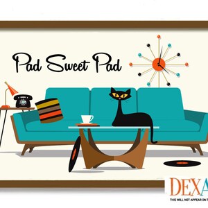K&ouml;nnte beinhalten: Eine Retro-Wohnzimmer-Szene mit einem t&uuml;rkisfarbenen Sofa, einer schwarzen Katze, einem Couchtisch und einer Uhr im Mid-Century-Modern-Stil. Der Text "Pad Sweet Pad" steht an der Wand.