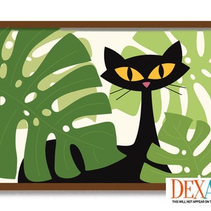 Könnte beinhalten: Eine schwarze Katze mit gelben Augen sitzt in einem Dschungel aus grünen Monstera-Blättern. Die Katze schaut nach rechts im Bild. Der Hintergrund ist cremefarben.