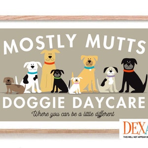 K&ouml;nnte beinhalten: Ein hellbraunes Schild mit dem Text "MOSTLY MUTTS DOGGIE DAYCARE" in Wei&szlig;. Das Schild zeigt eine Gruppe von sieben Cartoon-Hunden in verschiedenen Farben und Rassen, mit dem Slogan "Where you can be a little different".