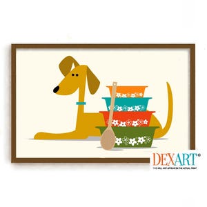Könnte beinhalten: Gerahmter Druck mit einem Cartoon-Hund in Gelb- und Brauntönen, mit blauem Halsband. Der Hund steht neben einem Stapel bunter Schalen mit Blumenmustern und einem Holzlöffel. Der Druck enthält den Text "DEXART".