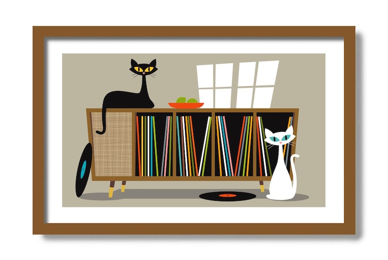 K&ouml;nnte beinhalten: Ein Retro-Schallplattenspieler-Schrank mit einer schwarzen Katze, die oben sitzt, und einer wei&szlig;en Katze, die davor steht. Der Schrank hat einen Holzrahmen und ist mit bunten Schallplatten gef&uuml;llt. Auf dem Boden liegen zwei schwarze Schallplatten.