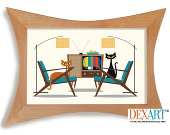 Puede incluir: Una ilustración moderna de mediados de siglo de dos gatos viendo la televisión. Los gatos están sentados en sillones de color turquesa con un televisor vintage en el centro. La pantalla del televisor muestra un patrón de prueba colorido. La ilustración está enmarcada en un marco de madera claro.
