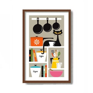 Puede incluir: Una ilustración de cocina de estilo retro con un gato negro sentado en un estante con una taza de café. El estante está lleno de artículos de cocina, incluyendo ollas, sartenes, un tarro de café, un tarro de azúcar, libros de cocina y un tazón para mezclar. El gato tiene ojos amarillos y un collar blanco.