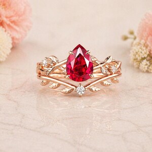 Anillo de compromiso con rubí y diamantes en forma de pera inspirado en la naturaleza, anillo de promesa de hoja de rubí en oro rosa, anillo de boda con rama de ramita (piedra de nacimiento de julio)
