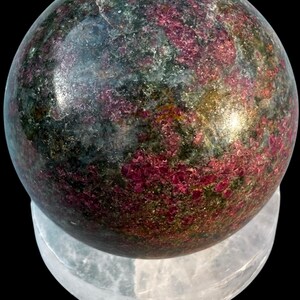 Rubis rare dans une sphère polie fuchsite avec support en quartz transparent AAA