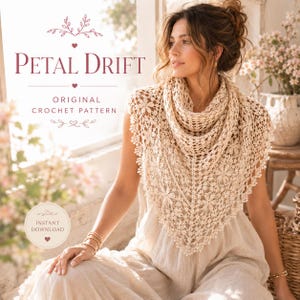 Peut inclure: Un châle triangulaire en crochet de couleur crème avec un motif floral délicat et une bordure en dentelle complexe. Le texte Petal Drift Original Crochet Pattern et Instant Download est visible, indiquant un modèle de conception numérique.