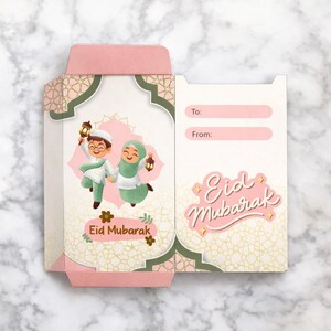 Può includere: Una busta rosa e bianca di Eid Mubarak con un'illustrazione a cartoni animati di un ragazzo e una ragazza che tengono lanterne. La busta ha un motivo dorato e le parole "Eid Mubarak" in corsivo rosa. Include le righe "A:" e "Da:"