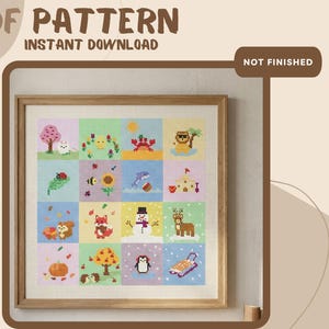 Puede incluir: Una taza de cerámica blanca con asa negra y el texto "But First, Coffee" en negrita negra. La taza se encuentra sobre un fondo borroso, sugiriendo un ambiente acogedor.