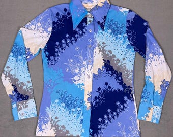 Blusa vintage de los años 70 con botones florales y estampado de flores silvestres azules, cuello de daga, talla S