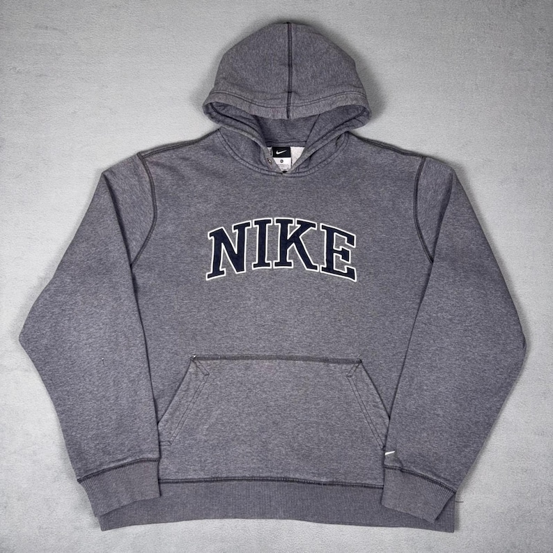 Sudadera con capucha Nike Spellout con logo de arco bordado, color gris jaspeado, talla XL para hombre. imagen 1