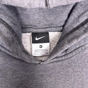 Sudadera con capucha Nike Spellout con logo de arco bordado, color gris jaspeado, talla XL para hombre. imagen 6