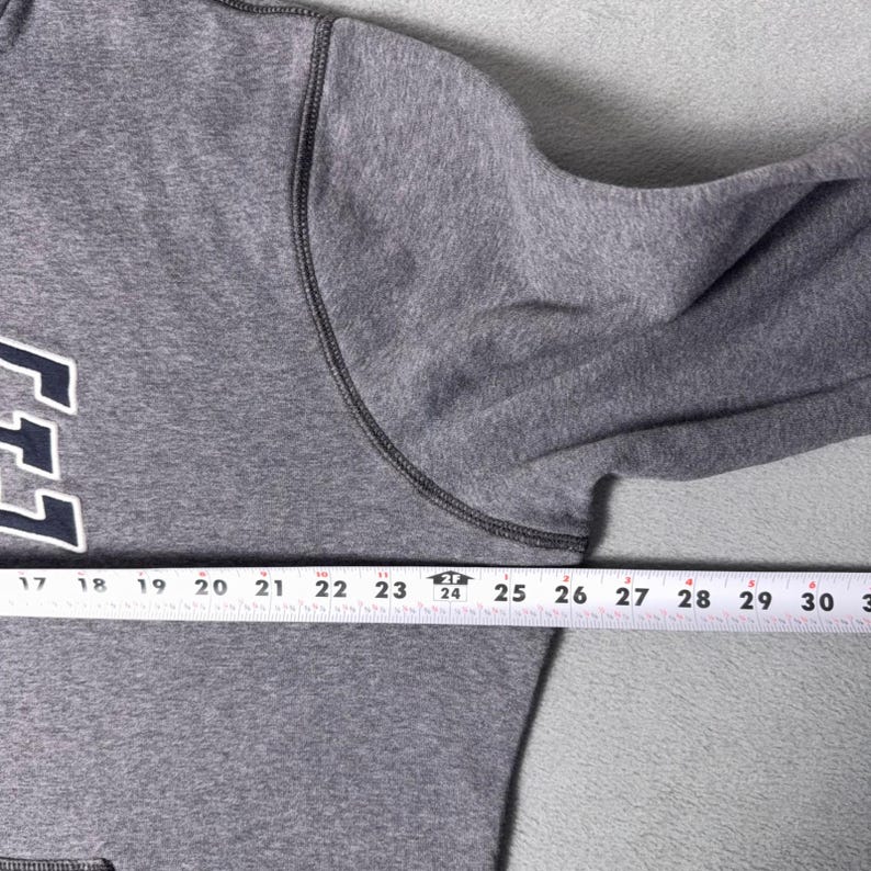 Sudadera con capucha Nike Spellout con logo de arco bordado, color gris jaspeado, talla XL para hombre. imagen 4