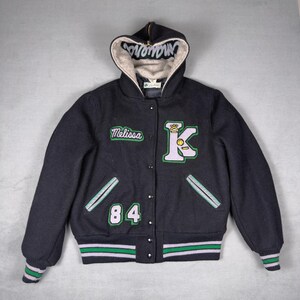 Jaqueta universitária vintage dos anos 80 com capuz, em lã, preta, com botões de pressão e patch de chenille, tamanho G.