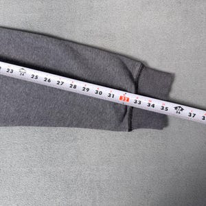 Sudadera con capucha Nike Spellout con logo de arco bordado, color gris jaspeado, talla XL para hombre. imagen 5