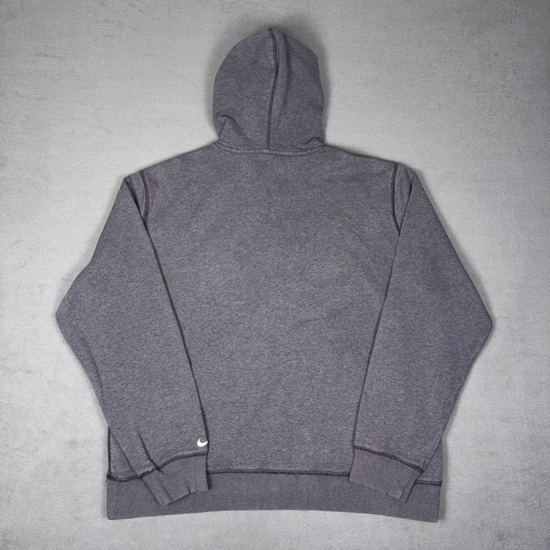 Sudadera con capucha Nike Spellout con logo de arco bordado, color gris jaspeado, talla XL para hombre. imagen 2