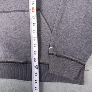 Sudadera con capucha Nike Spellout con logo de arco bordado, color gris jaspeado, talla XL para hombre. imagen 3