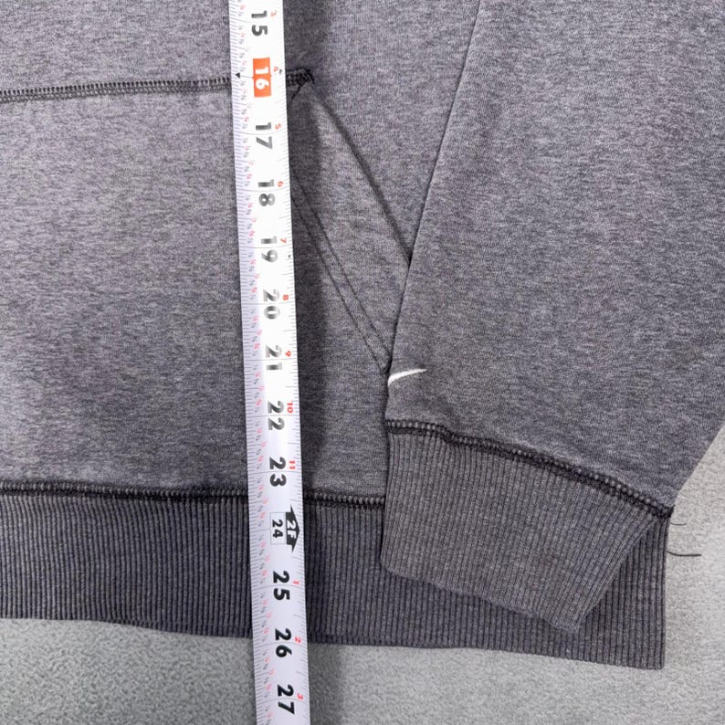 Sudadera con capucha Nike Spellout con logo de arco bordado, color gris jaspeado, talla XL para hombre. imagen 3