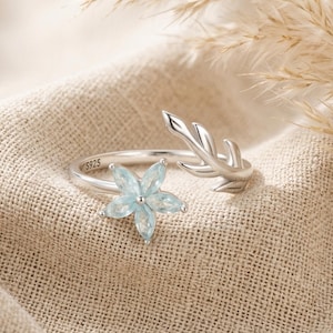 Anillo ajustable con flor de ópalo, anillo envolvente de hoja de plata de ley, anillo apilable delicado, joyería llamativa inspirada en la naturaleza, regalo minimalista para mujer.