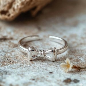 Anello a fiocco, argento sterling 925, anello regolabile, gioiello minimalista e delicato, anello di promessa raffinato, fascia impilabile, regalo di compleanno per lei