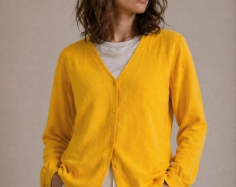 Cárdigan 100% cachemir amarillo mostaza con cuello en V y botones, talla M. Suéter suave de lujo.