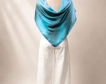 Pañuelo de seda teñido a mano en degradado azul verdoso / Pañuelo de satén turquesa / Elegante pañuelo cuadrado para la cabeza / Regalo ligero para ella
