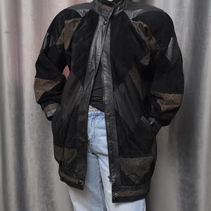 Chaqueta bomber de cuero con patchwork vintage: abrigo llamativo geométrico negro y marrón de los años 80 y 90.
