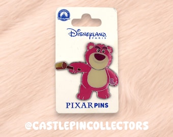 Pin Disney de Lotso Huggin' Bear con mazo - Exclusivo de Disneyland París - Villano de Toy Story 3 - Pin Pixar auténtico para coleccionistas