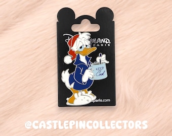 Pin de Disney de Donald Duck Keep Cool, Pin oficial de Disneyland París, Pin esmaltado de Donald en bata con taza, Lindo regalo de coleccionista de patos Disney