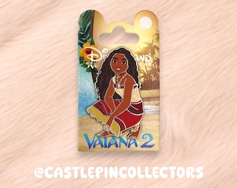 Pin de Disney de Moana 2 - Exclusivo de Disneyland París - Moana arrodillada en la playa - Pin esmaltado de princesa Disney - Estreno de la nueva película - Disney