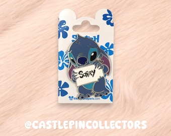 Pin de Stitch con el cartel de "Lo siento" de Disney - Exclusivo de Disneyland París - Stitch triste sosteniendo un cartel de "Lo siento" - Pin esmaltado de Lilo y Stitch - Intercambio de pines de Disney