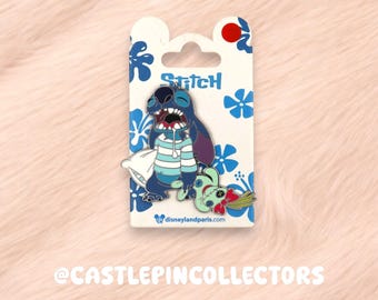 Pin de Stitch Dormilón de Disney - Exclusivo de Disneyland París - Stitch en pijama con almohada y Scrump - Pin esmaltado bostezando - Lindos Lilo y Stitch