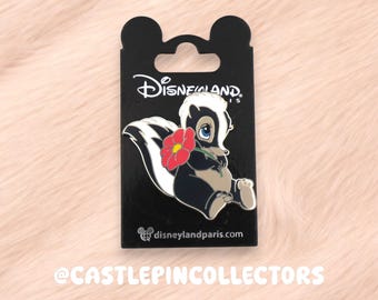 Pin de flor de Disney, Bambi, exclusivo de Disneyland París, pin esmaltado de mofeta con flor roja, adorable personaje clásico de Disney, regalo primaveral.