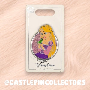 Spilla di Rapunzel e Pascal del Shanghai Disney Resort, spilla smaltata con cornice di Rapunzel - L'intreccio della torre, autentica spilla da collezione Disney, regalo da principessa