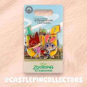 Può includere: Una spilla in smalto Zootopia dello Shanghai Disney Resort con Nick Wilde e Judy Hopps davanti a un grande sassofono giallo. La spilla è montata su un cartoncino azzurro con il logo Zootopia e il marchio del resort stampati sopra.