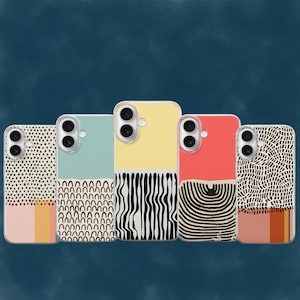 Op de afbeelding: Vijf rechthoekige smartphonehoesjes op een rij, elk met verschillende grafische patronen. De ontwerpen omvatten zwarte stippen, saliegroene bogen, gele en zwarte verticale strepen, rode concentrische halve cirkels en zwarte krabbels op kleurvlakken.