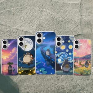 Può includere: Cinque custodie per telefono con illustrazioni colorate raffiguranti un personaggio dei cartoni animati in vari sfondi scenografici. Le custodie mostrano un tramonto, una luna piena, un ponte sull'acqua, una notte stellata e una scena di villaggio.