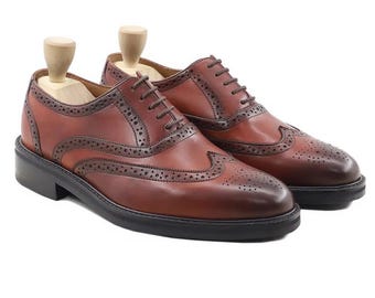 Ręcznie robione brązowe skórzane buty typu brogsy Wingtip – klasyczne męskie obuwie formalne typu oksford